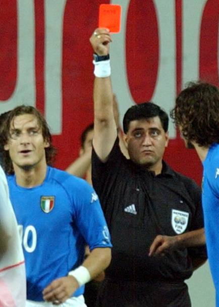Daejeon, Corea del Sud, 18 giugno 2002: Totti espulso dall&#39;arbitro Moreno durante Corea del Sud-Italia (Ap)